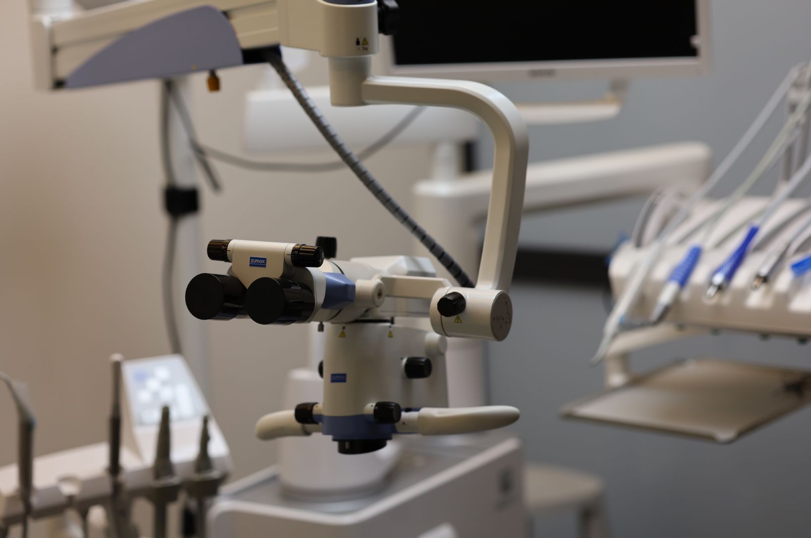 An operating microscope at SmileArt