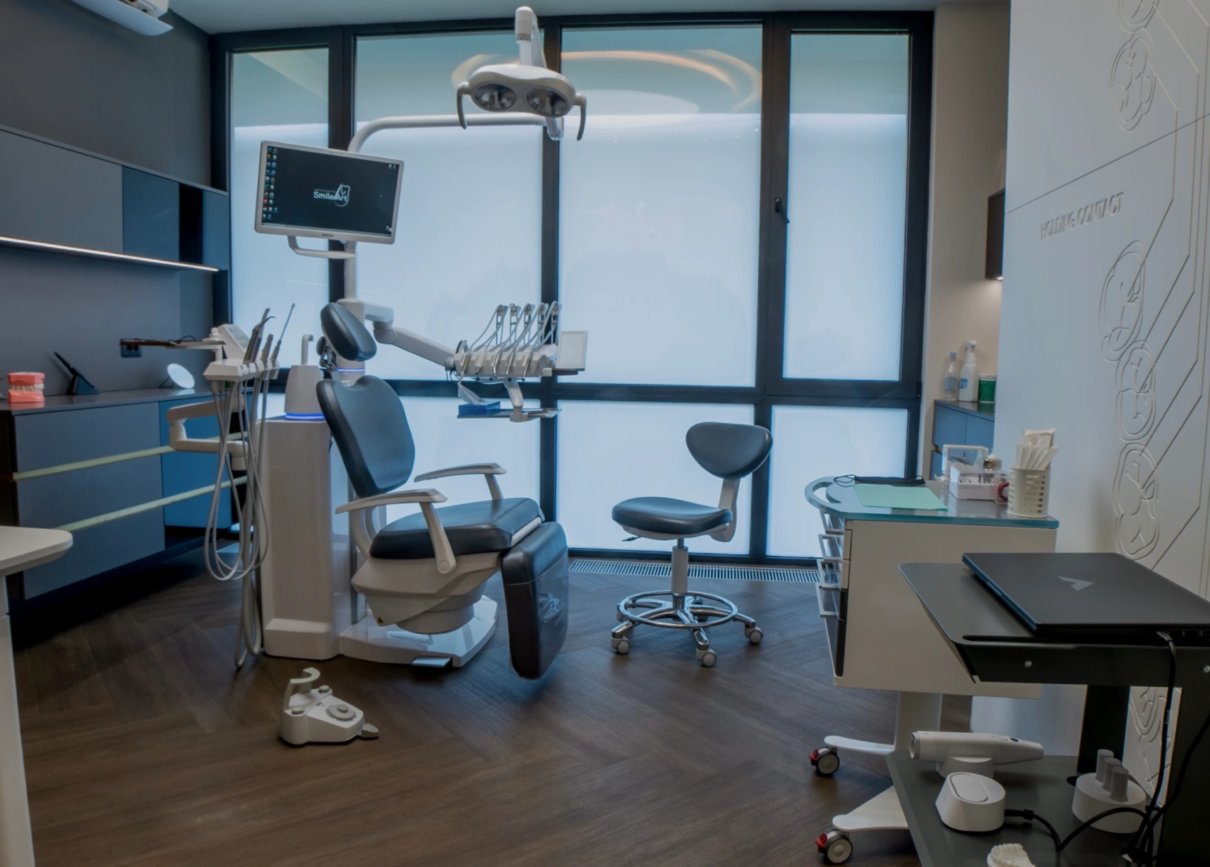 A SmileArt treatment room with modern design