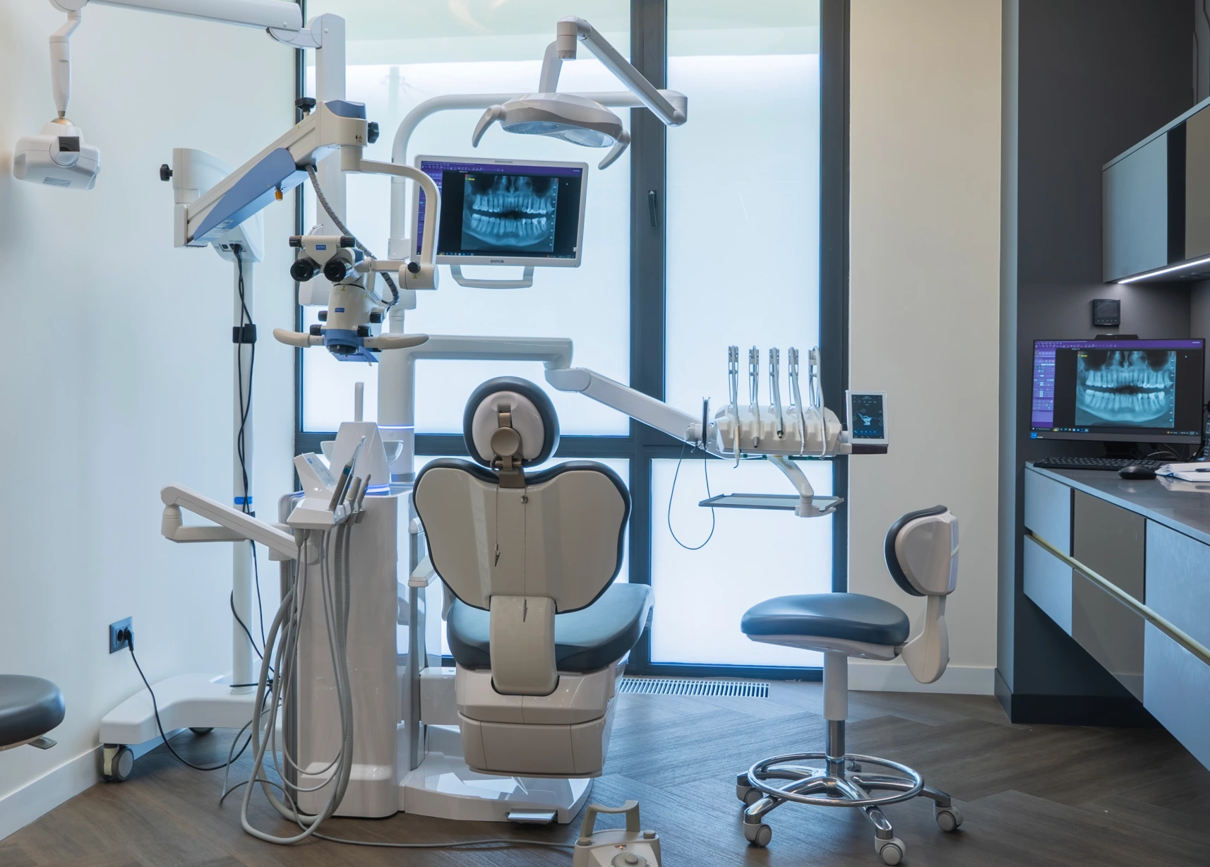 An operating microscope at SmileArt